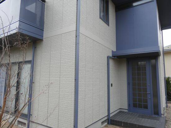広島市安芸区矢野南F様邸 塗装後の玄関まわり 濃紺の外壁・雨樋とベージュ系の外壁