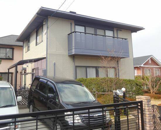 広島市安芸区矢野南F様邸 外壁・屋根塗装後の外観全体（ベージュ系の外壁と濃紺のベランダ）