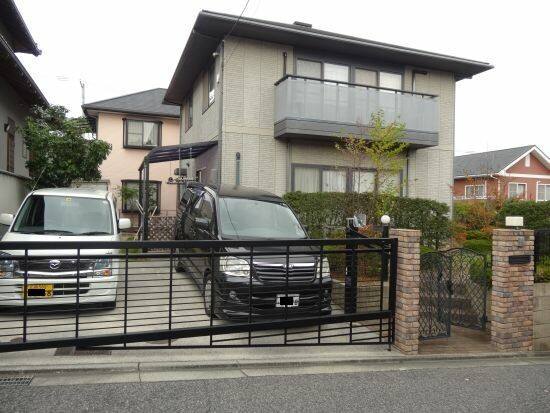 広島市安芸区矢野南F様邸 外壁・屋根塗装前の外観全体（グレー系の外壁とベランダ）