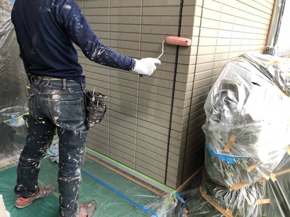 広島市安芸区中野H様邸 シーリング打ち替え後の1階サイディングの下塗り