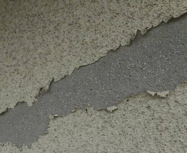 広島市安芸区中野H様邸 施工前 木の枝が風で擦れて塗装が剥がれた外壁