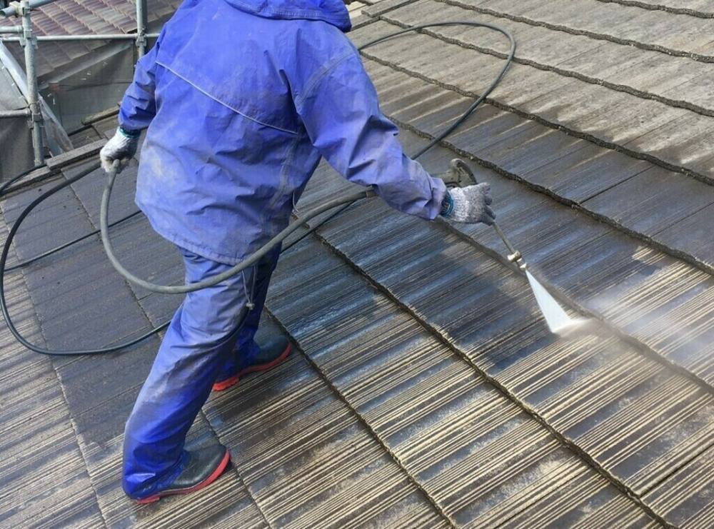 広島市安芸区中野H様邸 旧塗膜と汚れを徹底的に洗い落とす屋根の高圧洗浄
