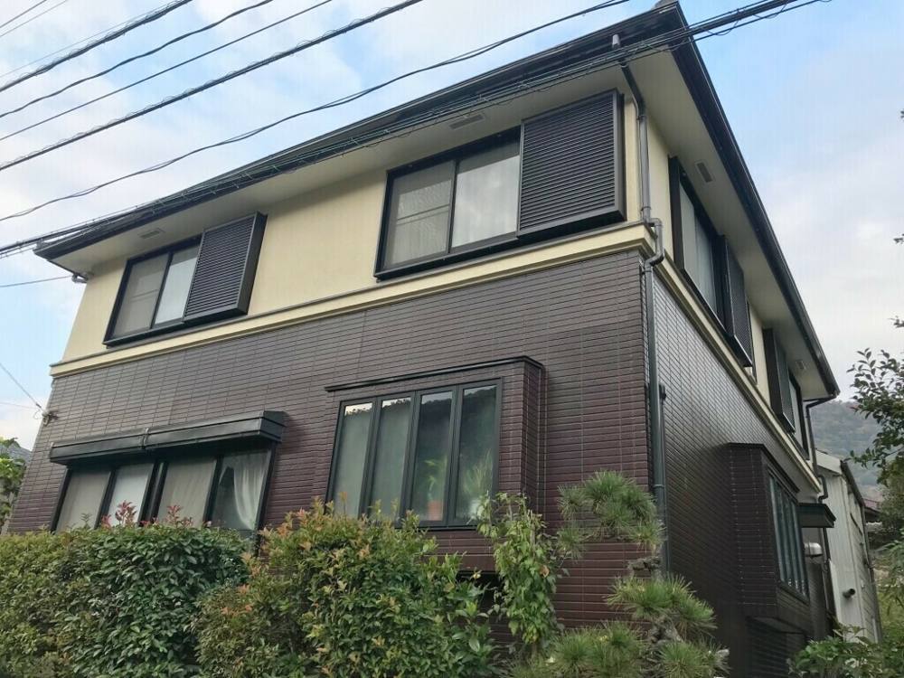広島市安芸区中野H様邸 施工後の外観(雨戸を新設した2階の窓)