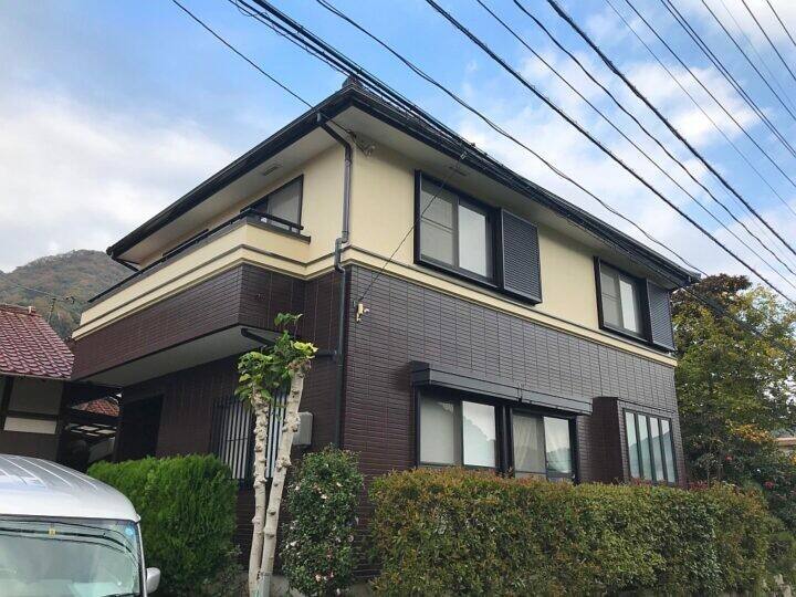 広島市安芸区中野H様邸 外壁・屋根塗装工事後の外観全体(2階クリーム色・1階こげ茶色の外壁)