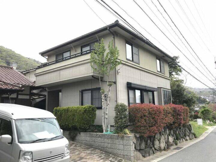 広島市安芸区中野H様邸 外壁・屋根塗装工事前の外観全体(色あせたクリーム色の外壁)