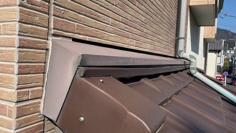 広島市安芸区I様邸 施工前 下屋根と外壁の取り合いの雨押え板金