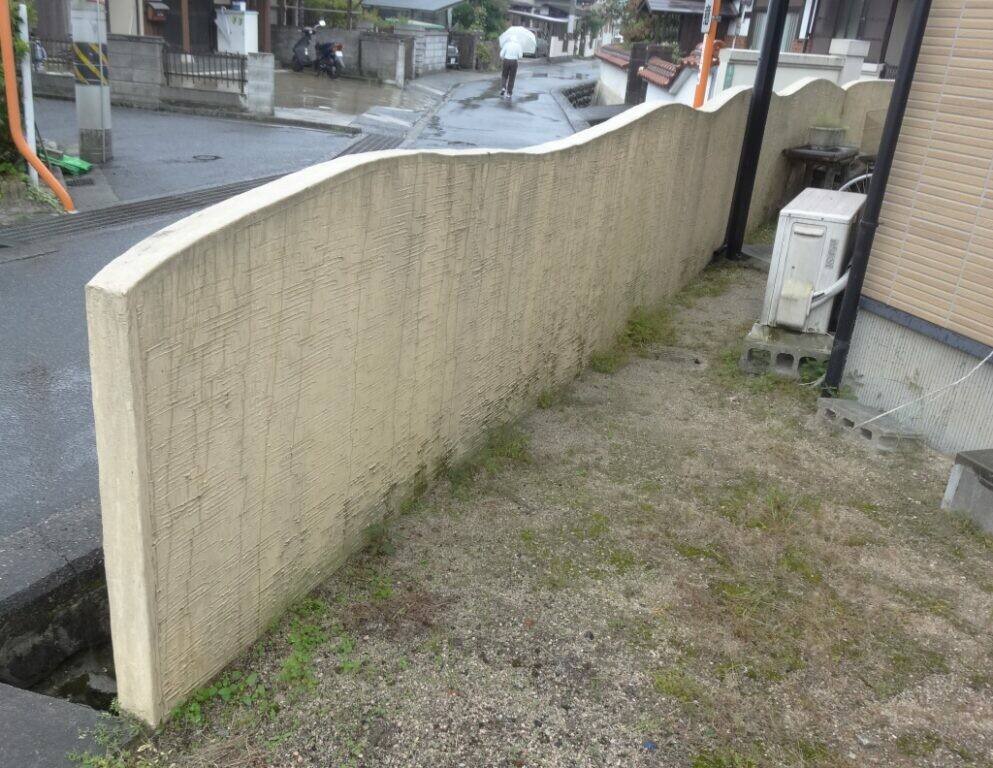 広島市安佐北区三入H様邸 施工前 汚染とカビが発生したジョリパット仕上げの外構ブロック塀