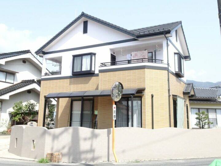 広島市安佐北区三入H様邸 外壁塗装工事後の外観全体（淡い桜色の2階外壁と塗り替えた外構）
