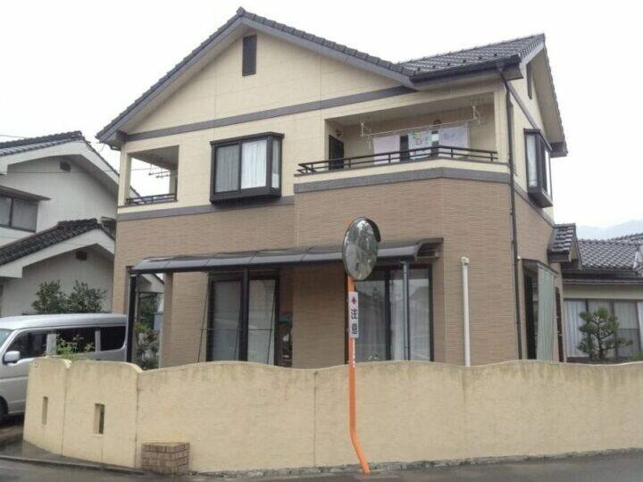 広島市安佐北区三入H様邸 外壁塗装工事前の外観全体（ベージュの2階外壁と外構の塀）