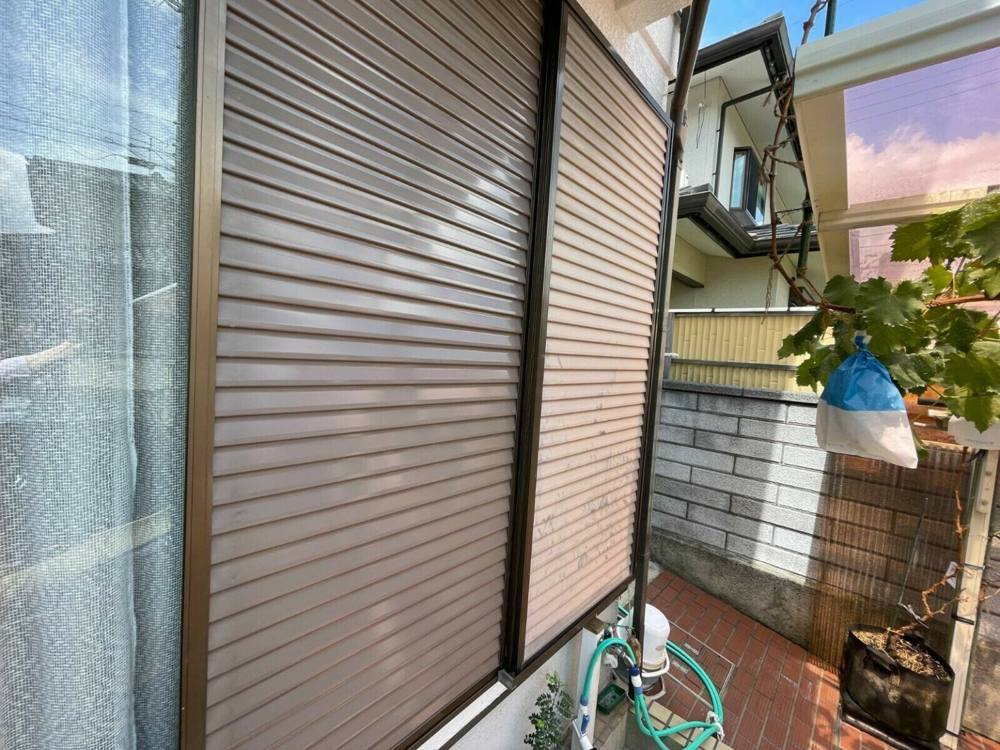 広島市安佐北区亀崎I様邸 施工前 茶色の雨戸