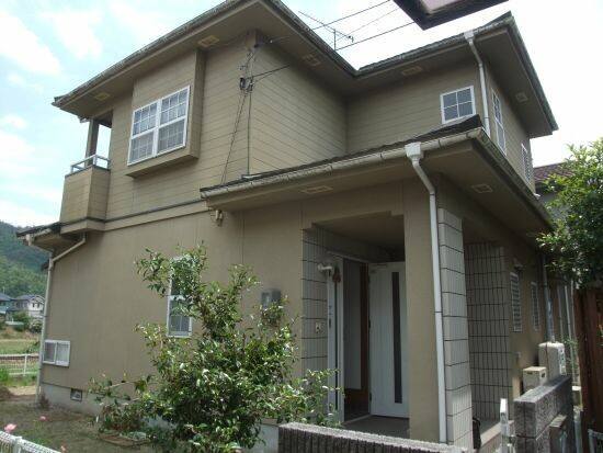 広島市安佐北区白木K様邸 外壁・屋根塗装前の外観全体(カーキ系の外壁の2階建て)