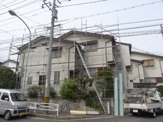 広島市安佐北区亀山K様邸 屋根工事のために足場を組んだ外観