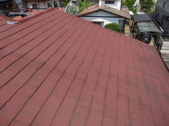 広島市安佐北区亀山K様邸 屋根カバー工法前のカラーベスト屋根(色あせと汚れが目立つ屋根面)