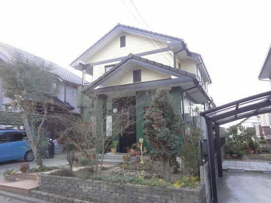 広島市安佐北区落合M様邸 塗装後の玄関まわり(1階濃いグリーン・2階クリーム色)