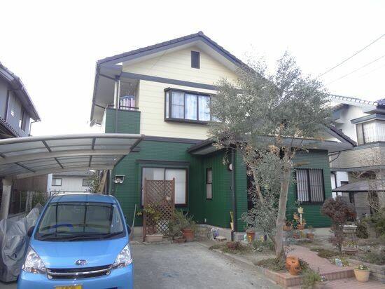 広島市安佐北区落合M様邸 外壁・屋根塗装後の外観全体(1階濃いグリーン・2階クリーム色の外壁)