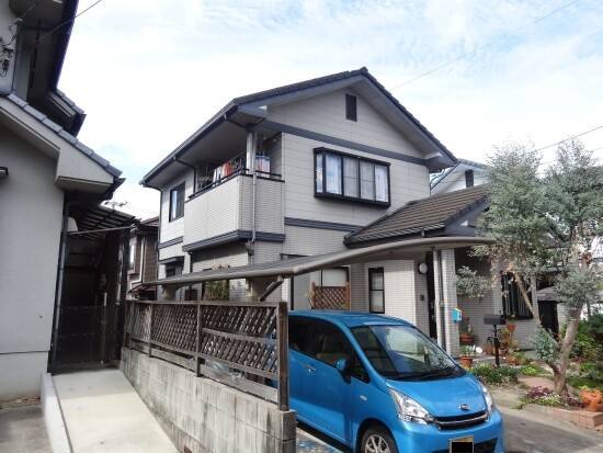 広島市安佐北区落合M様邸 外壁・屋根塗装前の外観全体(グレー系のサイディング外壁)