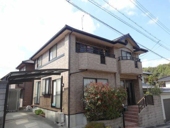 広島市安佐北区口田南M様邸 クリヤー塗装・屋根塗装工事後の外観全体（模様を残して艶が戻った外壁）