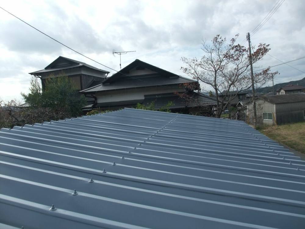 広島市安佐北区N様邸 グレーに塗装した波形の金属屋根