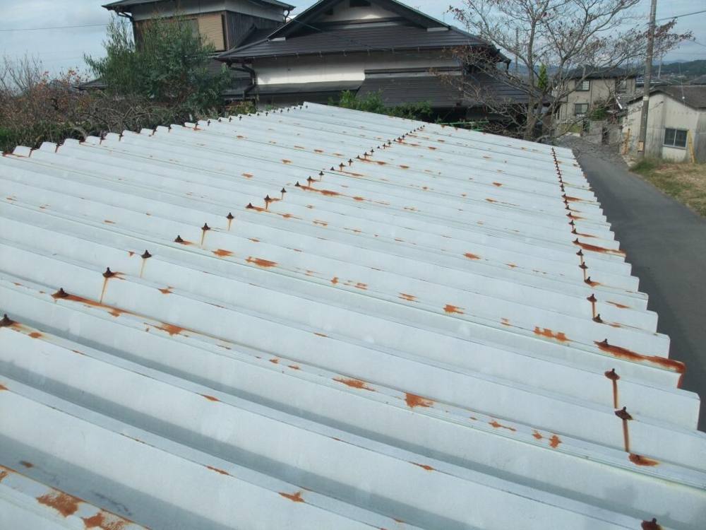 広島市安佐北区N様邸 施工前 留め具のまわりを中心にサビが出た波形の金属屋根