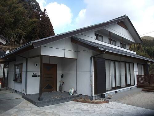 広島市安佐北区N様邸 外壁塗装前の外観（白系のパネル状の外壁の2階建て）