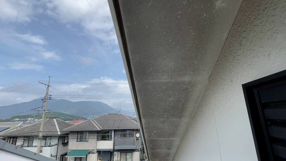 広島市安佐北区落合O様邸 施工前 2階の軒天井と外壁上部