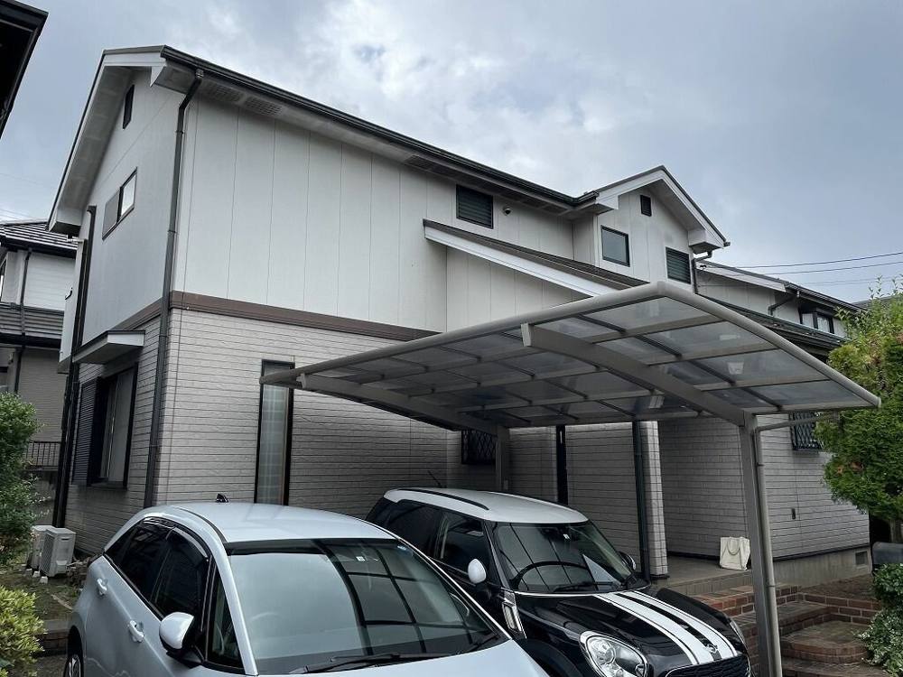 広島市安佐北区落合O様邸 外壁・屋根塗装工事前の外観全体（白系の外壁）