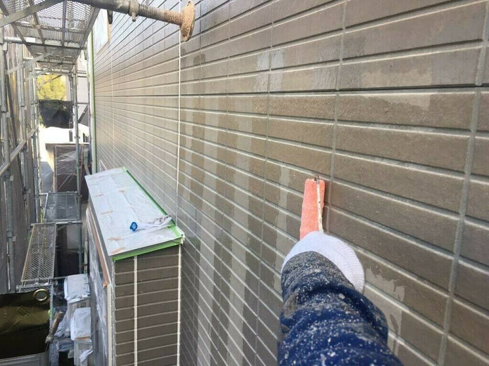 広島市安佐北区落合S様邸 劣化したサイディングに染み込む下塗り