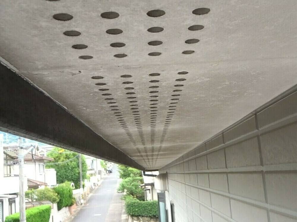 広島市安佐北区落合S様邸 施工前 カビが発生した有孔ボードの軒天井