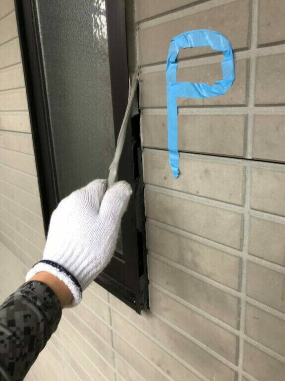 広島市安佐北区落合S様邸 サッシ際の古いシーリングの撤去