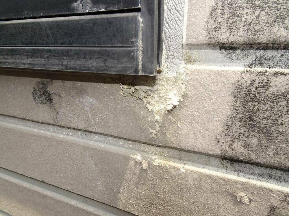 広島市安佐北区落合S様邸 施工前 凍害で腐朽したサッシ回りのサイディング