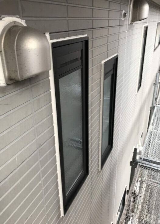 広島市安佐北区落合S様邸 ホワイト系で打ち替えたサッシ際のシーリング