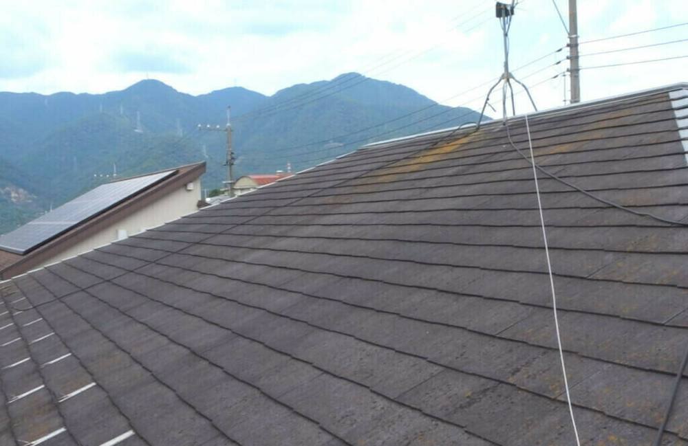 広島市安佐北区落合S様邸 施工前 色あせて塗膜が剥がれかけたスレート屋根