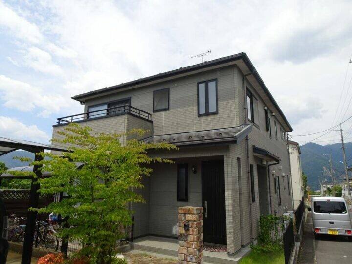 広島市安佐北区落合S様邸 外壁・屋根塗装工事前の外観全体（色あせたグレーの外壁）
