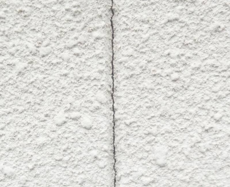 広島市安佐北区可部東Y様邸 施工前 2階のリシン外壁の目地に入ったひび割れ