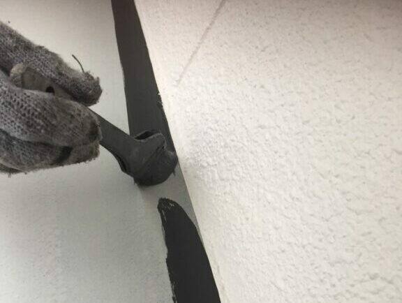 広島市安佐北区可部東Y様邸 ひさし屋根の中塗りを刷毛で絵取っている様子