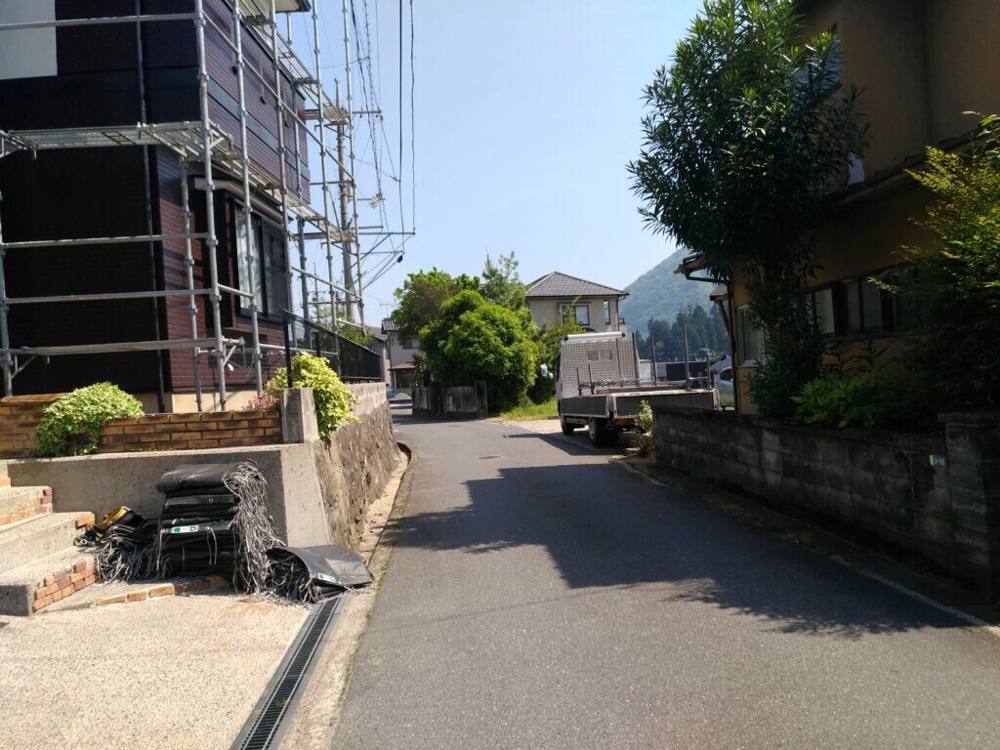 広島市安佐北区可部東Y様邸 前面道路が狭いため近隣の協力を得てトラックを停めた様子