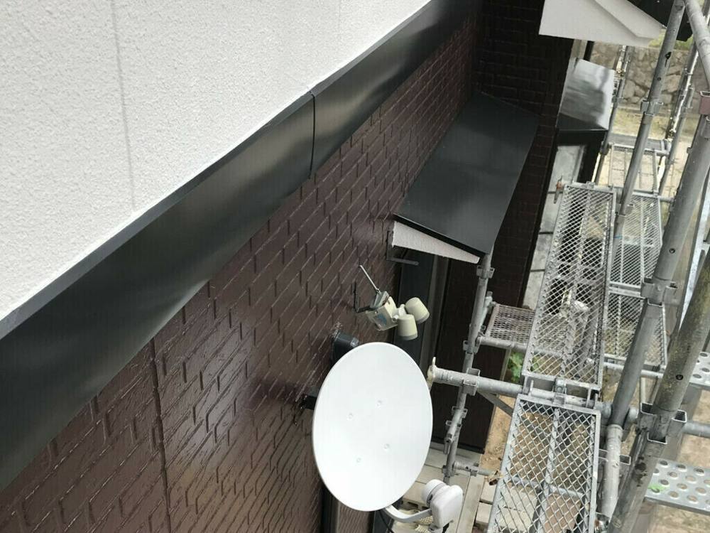広島市安佐北区可部東Y様邸 塗装が完了した黒い幕板とひさし板金