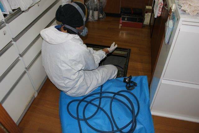 広島市安佐南区大塚西F様邸 床下点検口から防蟻処理を行う作業員