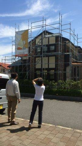 広島市安佐南区大塚西F様邸 足場解体前にご夫婦で仕上がりを確認している様子