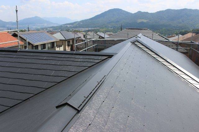 広島市安佐南区大塚西F様邸 縁切りを施しアイボリーブラックの遮熱塗料で塗装したスレート屋根