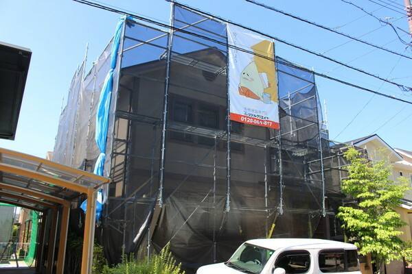 広島市安佐南区伴南H様邸 外壁塗装のために組んだ足場とメッシュシート