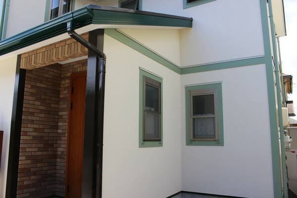 広島市安佐南区伴南H様邸 施工後 淡いグリーンの縁取りで明るくなった玄関まわり