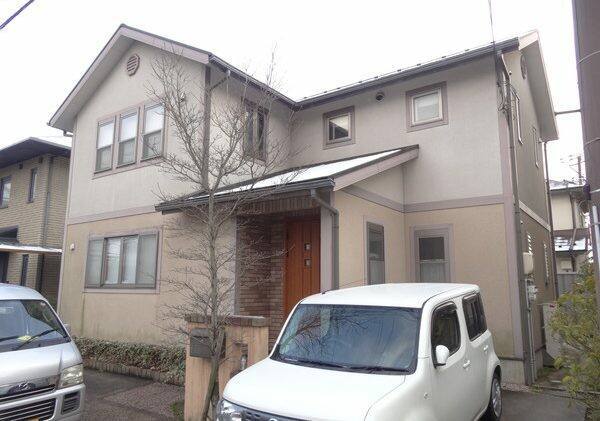 広島市安佐南区伴南H様邸 外壁・屋根塗装工事前の外観全体(色あせてくすんだ外壁)