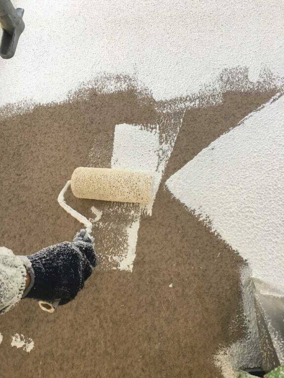 広島市安佐南区伴南H様邸 リシン外壁への防水性のあるフィラーの下塗り