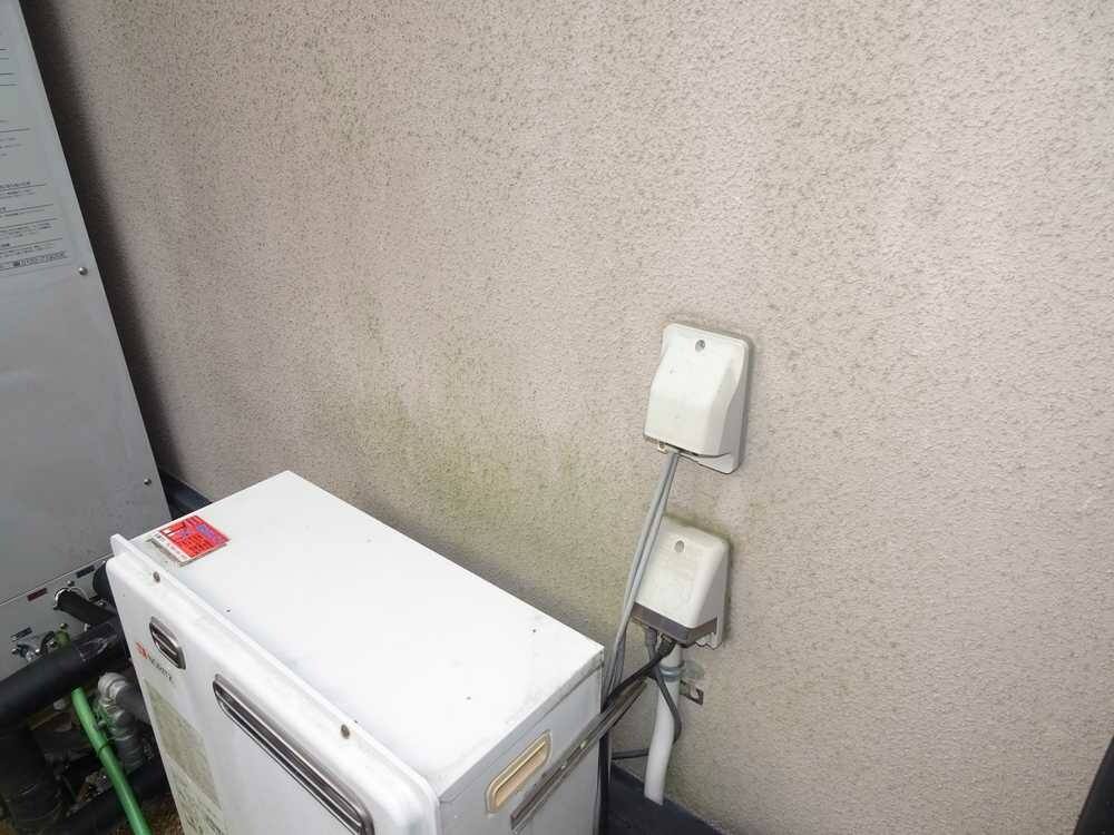 広島市安佐南区伴南H様邸 施工前 給湯器まわりのリシン外壁に発生した藻