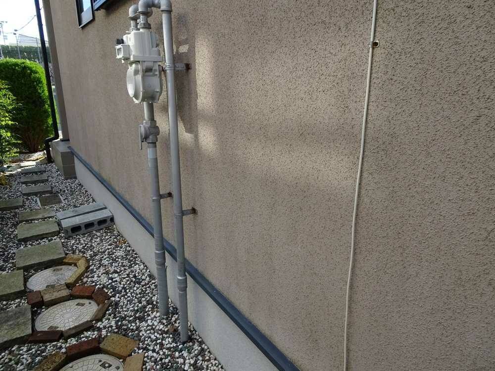 広島市安佐南区伴南H様邸 施工前 汚れや色あせ、藻が見られる北面のリシン外壁