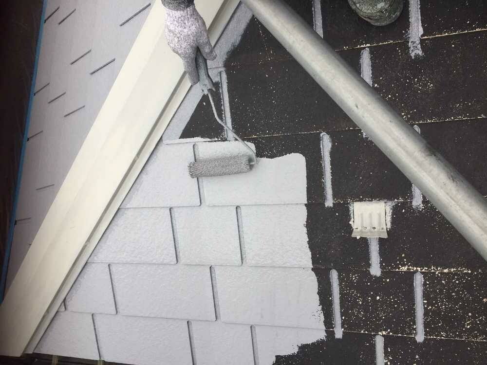 広島市安佐南区伴南H様邸 白色の遮熱下塗りを塗ったスレート屋根