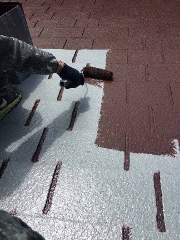 広島市安佐南区伴南H様邸 白い下塗りの上に重ねる屋根の上塗り1回目