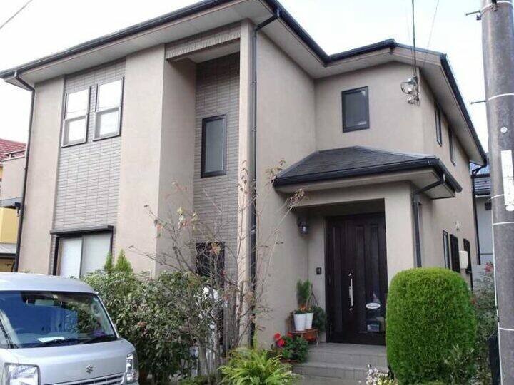 広島市安佐南区伴南H様邸 外壁・屋根塗装工事前の外観全体(リシン面とサイディング面の外壁)