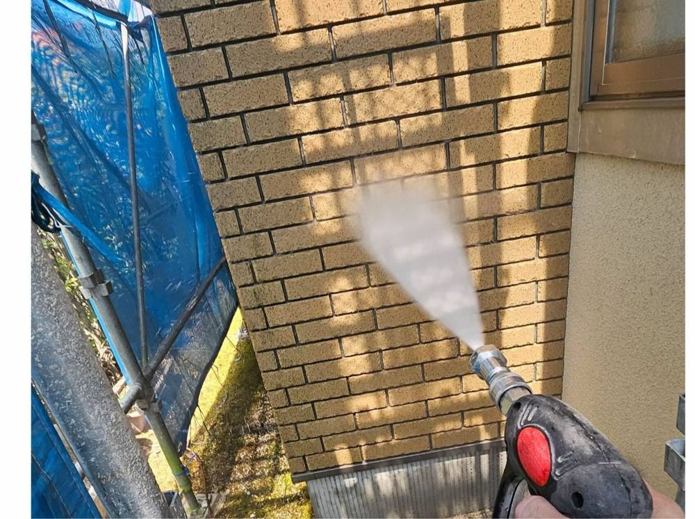 広島市安佐南区H様邸 外壁の高圧洗浄作業